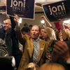Příznivci republikánské senátorky Joni Ernstové slaví vítězství v Iowě.