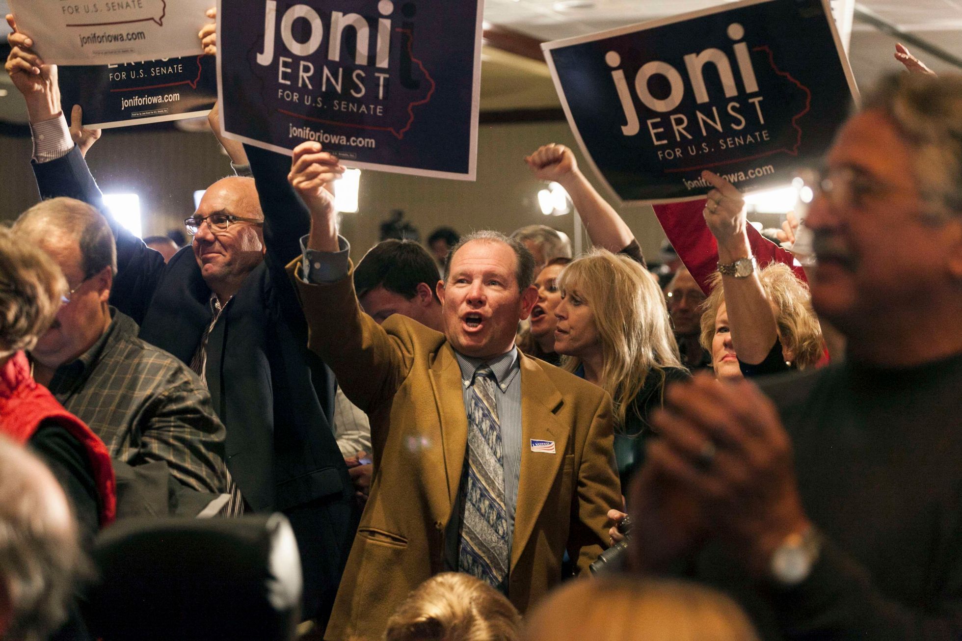 Příznivci republikánské senátorky Joni Ernstové slaví vítězství v Iowě.