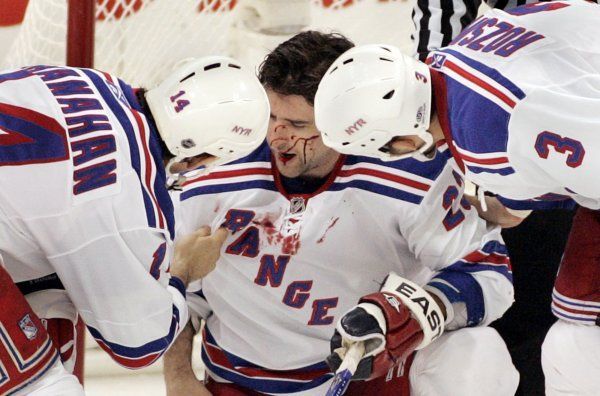 Michal Rozsíval a zraněný Drury