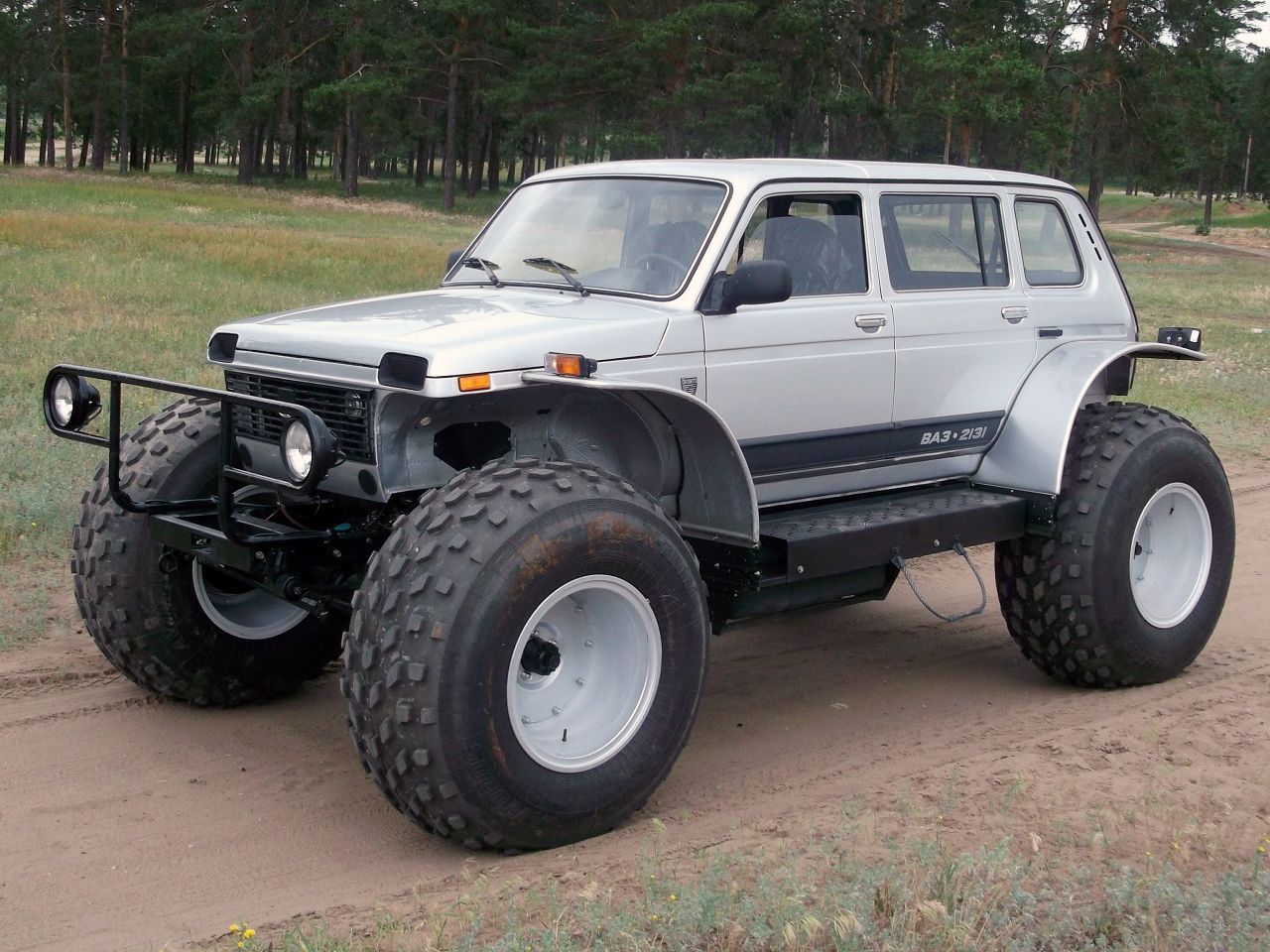 Lada Niva - bigfoot