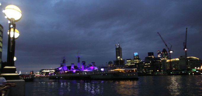 Proměna Tower Bridge pro zahajovací ceremoniál OH 2012 v Londýně.