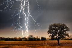 Silné bouřky s přívalovými dešti odpoledne zasáhnou Česko, varují meteorologové