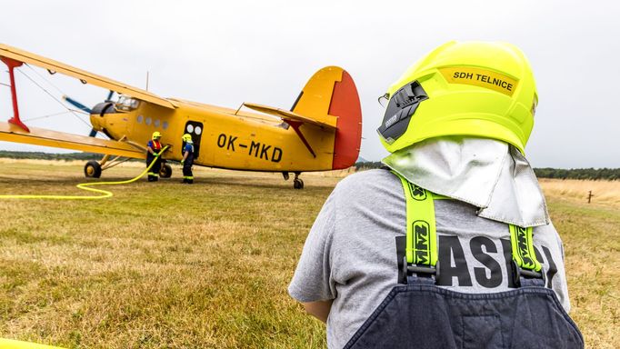 Letoun Antonov An-2 během nasazení při hašení požáru v NP České Švýcarsko. 27.07.2022