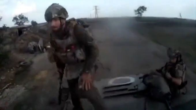 Záběry kolující po sociálních sítích ukazují chaotický útěk ruských jednotek z Chersonské oblasti.