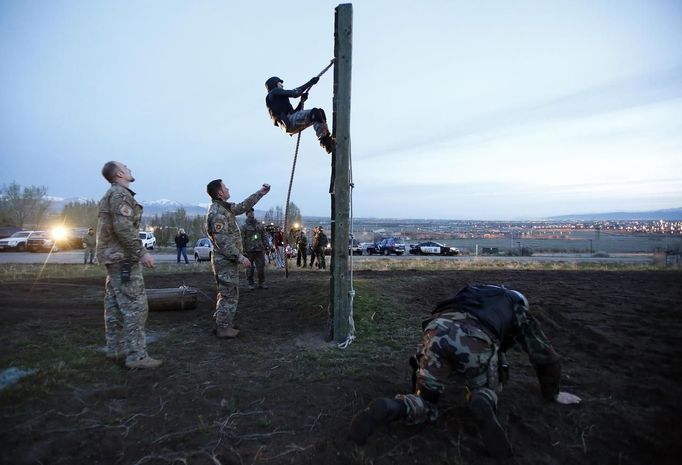 Candidates from law enforcement agencies across Utah take part in Salt Lake City Police Department's SWAT School training exercise on an obstacle course in Draper, Utah, April 21, 2013. REUTERS/Jim Urquhart (UNITED STATES - Tags: CRIME LAW SOCIETY) Published: Dub. 21, 2013, 3:34 odp.