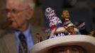 Mississippi delegate Joy Williams wears a har adorned with miniature figures of President Barack Obama before the start of the first session of the Democratic National Convention in Charlotte, North Carolina, September 4, 2012. REUTERS/Jessica Rinaldi (UNITED STATES - Tags: POLITICS ELECTIONS) Published: Zář. 4, 2012, 8:31 odp.