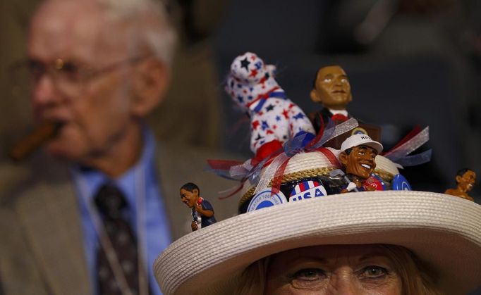 Mississippi delegate Joy Williams wears a har adorned with miniature figures of President Barack Obama before the start of the first session of the Democratic National Convention in Charlotte, North Carolina, September 4, 2012. REUTERS/Jessica Rinaldi (UNITED STATES - Tags: POLITICS ELECTIONS) Published: Zář. 4, 2012, 8:31 odp.