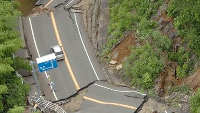 Japonsko zasáhlo silné zemětřesení. Podívejte se na škody