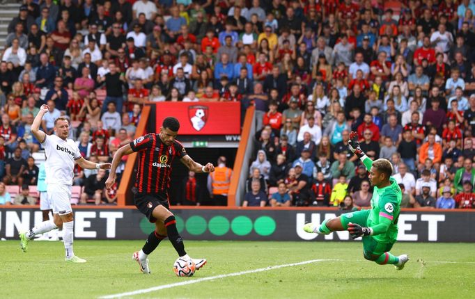 Dominic Solanke z Bournemouthu dává gól do sítě West Hamu