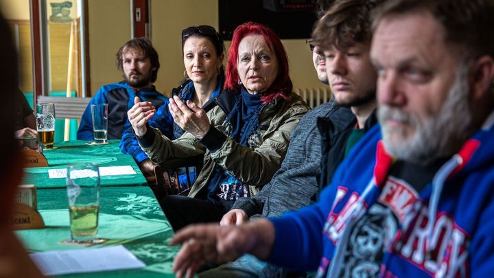 "Z výbuchů praskají zdi, budí nás stíhačky." Život u Poličky připomíná válečný film