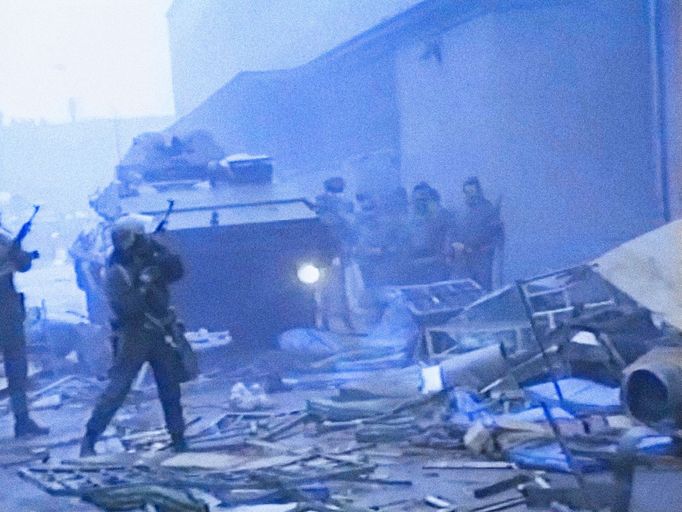 Fotoreprodukce z dobového VHS videozáznamu policejních složek ČSSR, který zachytil potlačení vzpoury vězňů ve věznici Leopoldov v březnu roku 1990.