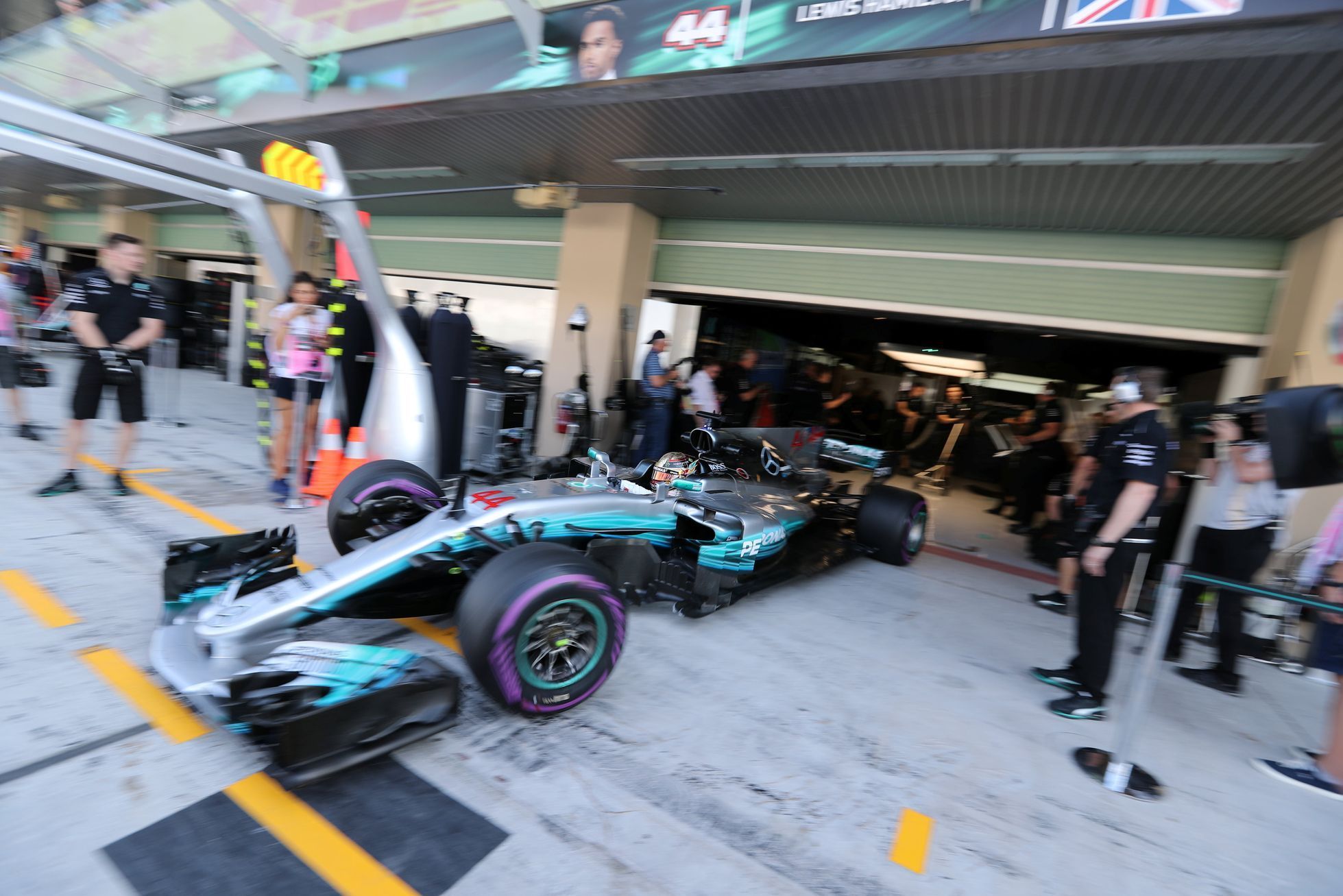 Lewis Hamilton při tréninku v Abú Zábí 2017