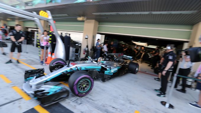Lewis Hamilton při tréninku v Abú Zábí 2017