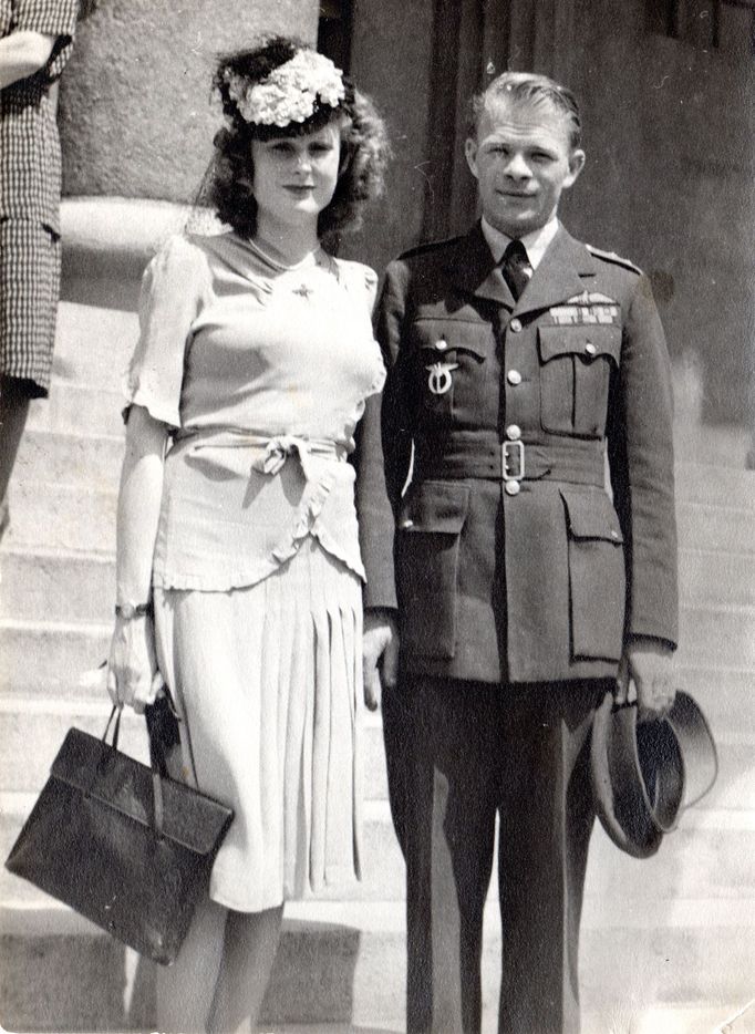 Trudie Bryksová se svým manželem Josefem, stíhacím letcem RAF.