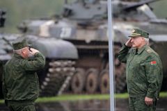 Vtrhne Putin do Běloruska? Rusko vyčkává, oslabený Lukašenko má v záloze své vojáky
