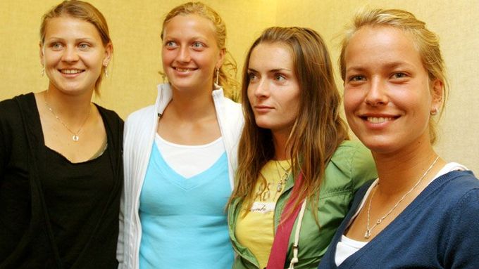 České tenistky před odletem na Fed Cup do Španělska (zleva Lucie Šafářová, Petra Kvitová, Iveta Benešová, Barbora Strýcová-Záhlavová)