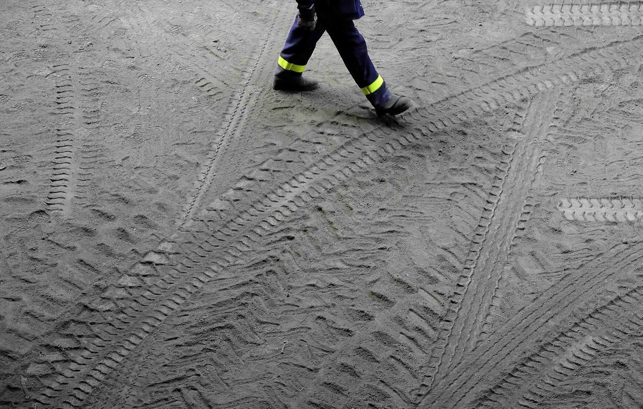 A man walks through tyre tracks at the SSI steel plant at Redcar, northern England May 29, 2012. SSI Steel from Thailand took over the plant on February 24, 2011 after it had been closed by Tata steel. The blast furnace was relit on April 15 this year and the plant now employs 1800 workers and has produced and exported 136,000 tonnes of steel. REUTERS/Nigel Roddis (BRITAIN - Tags: BUSINESS ENERGY EMPLOYMENT) Published: Kvě. 29, 2012, 3:35 odp.
