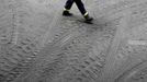 A man walks through tyre tracks at the SSI steel plant at Redcar, northern England May 29, 2012. SSI Steel from Thailand took over the plant on February 24, 2011 after it had been closed by Tata steel. The blast furnace was relit on April 15 this year and the plant now employs 1800 workers and has produced and exported 136,000 tonnes of steel. REUTERS/Nigel Roddis (BRITAIN - Tags: BUSINESS ENERGY EMPLOYMENT) Published: Kvě. 29, 2012, 3:35 odp.