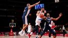 Tomáš Satoranský, Rudy Gobert a Nicolas Batum v zápase Česko - Francie na OH 2020