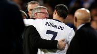 Sir Alex Ferguson proslul výbornou práci s mladými hráči a čichem na mladé hvězdy. V 18 letech tak do Manchesteru přivedl Cristinaa Ronalda, nynější megahvězdu Realu Madrid.