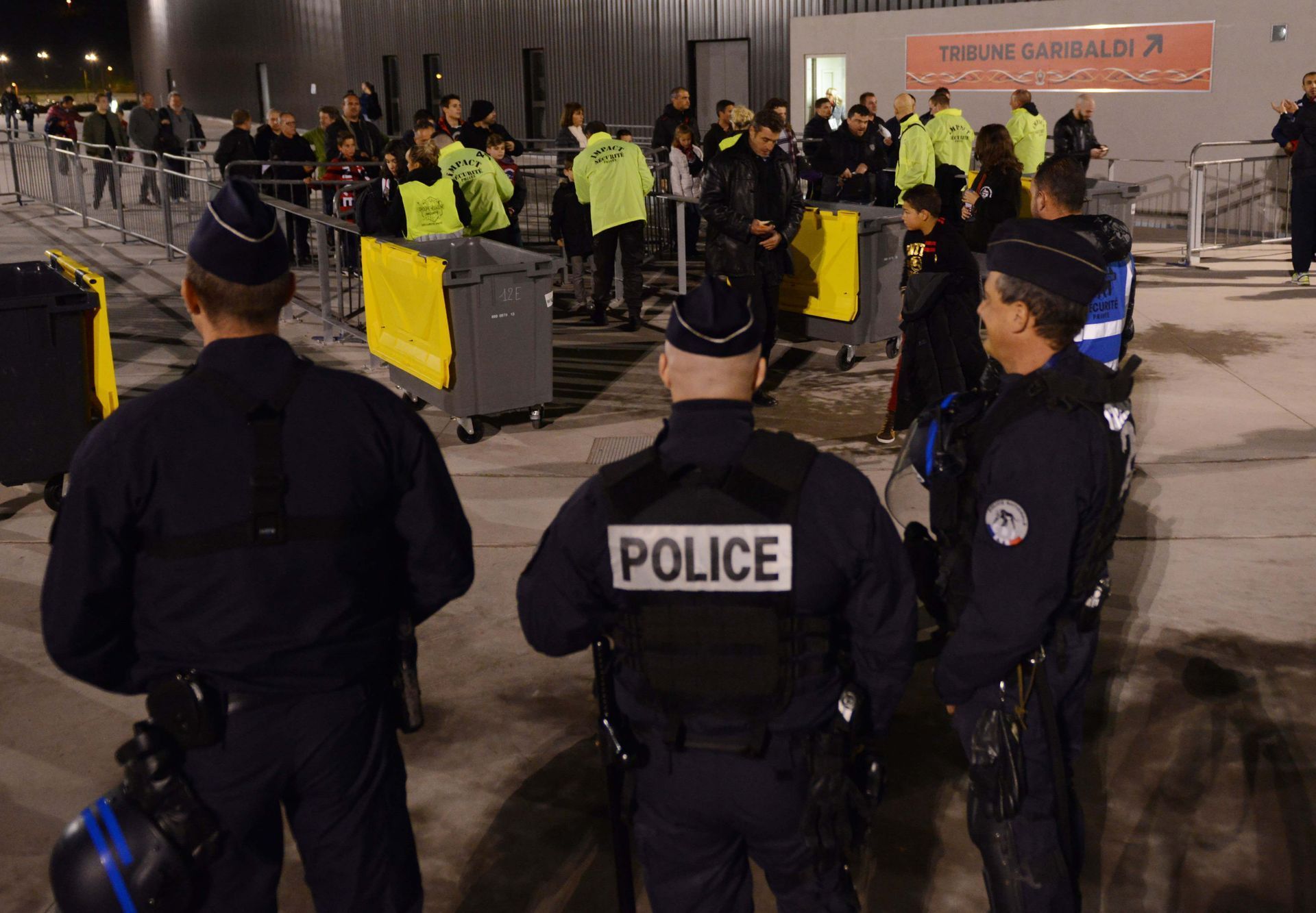 Nice - Lyon: ozbrojená police hlídá kolem stadionu