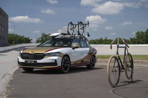 Jediná Škoda s třemi klikami na boku. Studentský Superb se blýskne na Tour de France