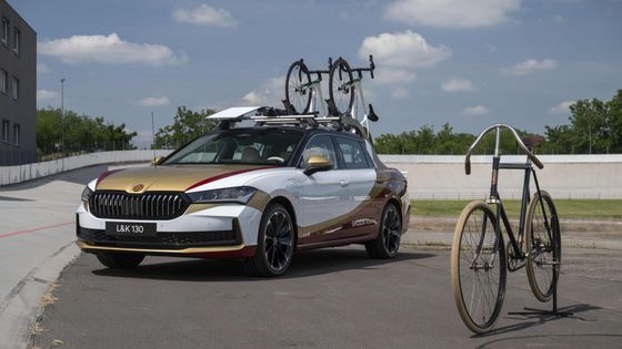 Jediná Škoda s třemi klikami na boku. Studentský Superb se blýskne na Tour de France