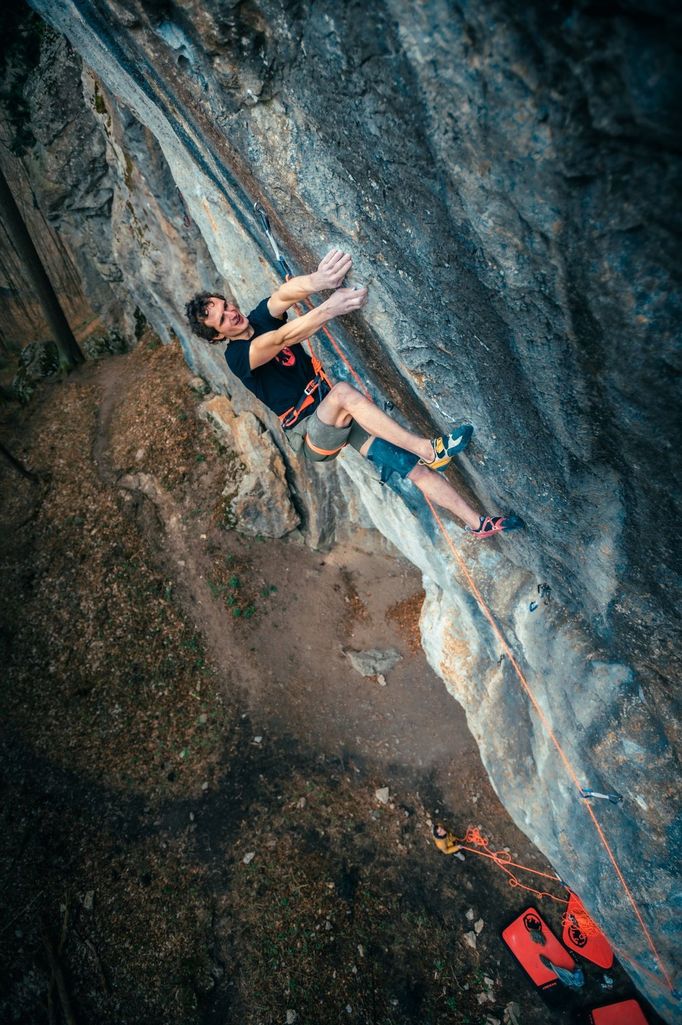 Adam Ondra při zdolávání Zvěřince