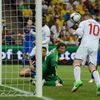 Wayne Rooney střílí gól do sítě Ukrajiny na Euru 2012