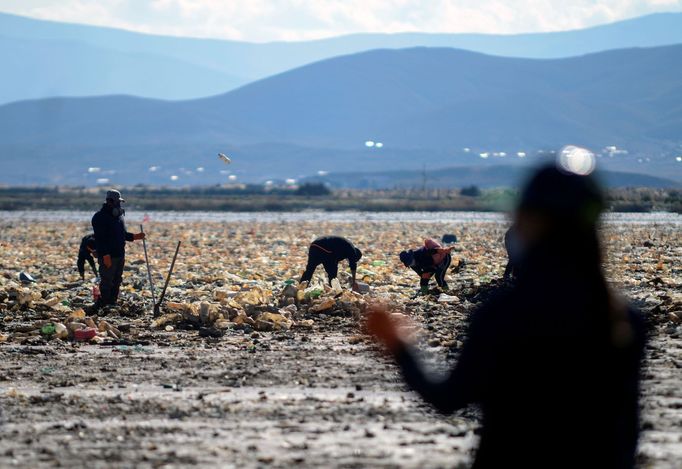 Jezero Uru Uru v Bolívii.