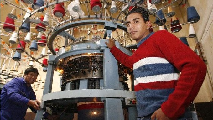 Bolívijský dělník z továrny Punto Blanco předvádí jeden z 800 svetrů vyrobených podle prezidenta Moralese.