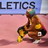MS v atletice 2019: Jamajčanka Shelly-Ann Fraserová-Pryceová oslavuje vítězství ve sprintu na 100 metrů spolu se synem