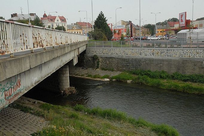 Namísto rozšíření koryta, uzavřela zeď Kauflandu vodě cestu a společně s mostem vytvořily přehradní zeď. ,,Teď už stačí jenom počkat na kmeny z hor, které přinese povodeň," tvrdí odpůrci Kaufladnu