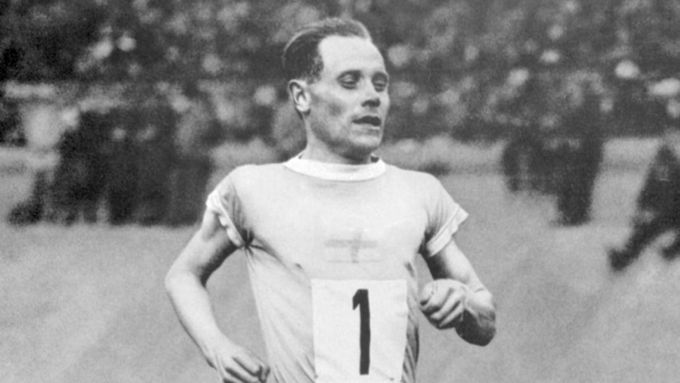 Paavo Nurmi je posledním olympijským vítězem v přespolním běhu.