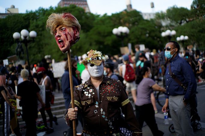 Demonstranti v New Yorku s umělou hlavou Donalda Trumpa.