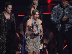Taylor Swiftová přebírá cenu MTV.