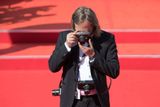 Michal Čížek s přístrojem značky Leica na krku je oficiálním fotografem festivalu a vede jeho fotografický tým.