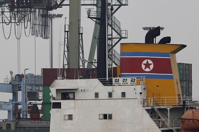 North Korean container ship ''Chong Chon Gang'' is seen at the Manzanillo International container terminal dock in Colon City July 16, 2013. Panama has detained a North Korean-flagged ship coming from Cuba as it approached the Panama Canal with undeclared weapons, President Ricardo Martinelli said. REUTERS/Carlos Jasso (PANAMA - Tags: POLITICS MARITIME TPX IMAGES OF THE DAY) Published: Čec. 16, 2013, 1:26 odp.