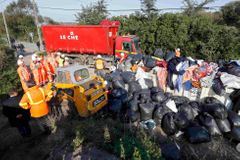 Džungle končí. Po evakuaci migrantů začali u Calais odklízet zbytky tábora