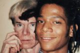 Čtyřiapadesátiletý Warhol a jedenadvacetiletý Basquiat si po obědě udělali tuto selfie na fotoaparátu Polaroid.