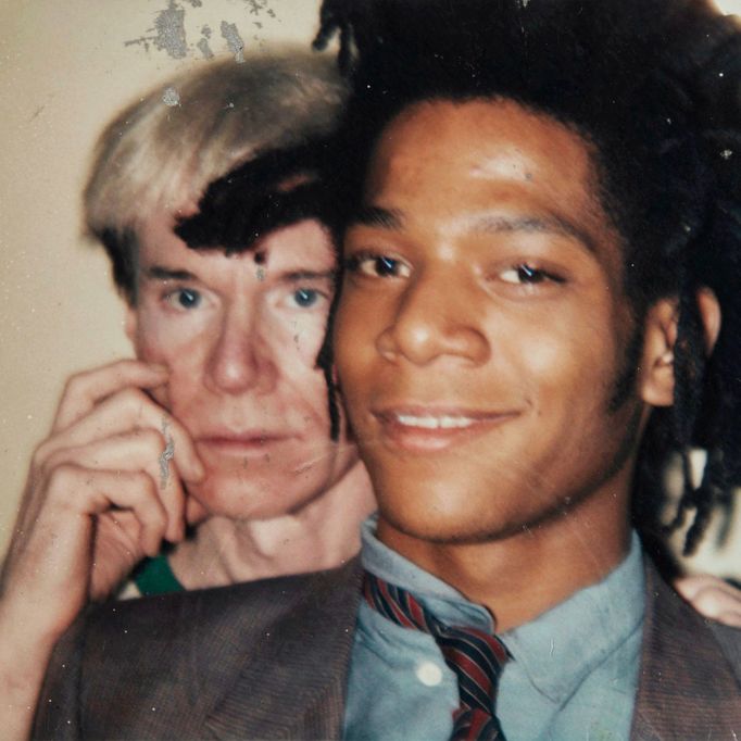 První společná fotografie Andyho Warhola s Jeanem-Michelem Basquiatem z 5. října 1982. Basquiat podle ní vzápětí namaloval obraz Dos Cabezas.