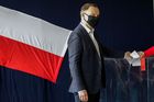 Andrzej Duda zůstane polským prezidentem. S 51,2 procenta hlasů těsně vyhrál volby