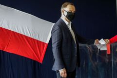 Andrzej Duda zůstane polským prezidentem. S 51,2 procenta hlasů těsně vyhrál volby