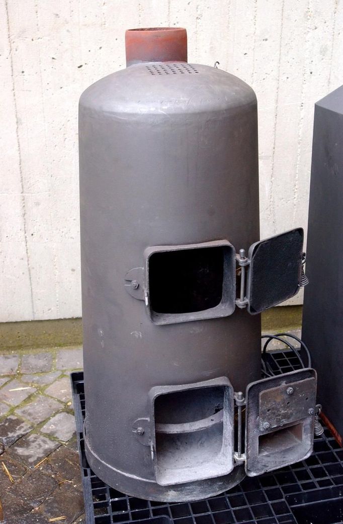 The stove that will be used to burn the ballots during the next conclave is seen in the Sistine Chapel at the Vatican in this April 12, 2005 file photo. Catholic cardinals flock to Rome to choose the next pope, following the shock abdication of Pope Benedict last month. Under Church law they have until March 20, 2013 to start a conclave to choose a new pope from among 115 of them who are under the age of 80, but they can decide to start it earlier. REUTERS/Osservatore Romano/Files (VATICAN - Tags: RELIGION SOCIETY) ATTENTION EDITORS - THIS IMAGE WAS PROVIDED BY A THIRD PARTY. FOR EDITORIAL USE ONLY. NOT FOR SALE FOR MARKETING OR ADVERTISING CAMPAIGNS. THIS PICTURE IS DISTRIBUTED EXACTLY AS RECEIVED BY REUTERS, AS A SERVICE TO CLIENTS Published: Bře. 6, 2013, 2:05 odp.