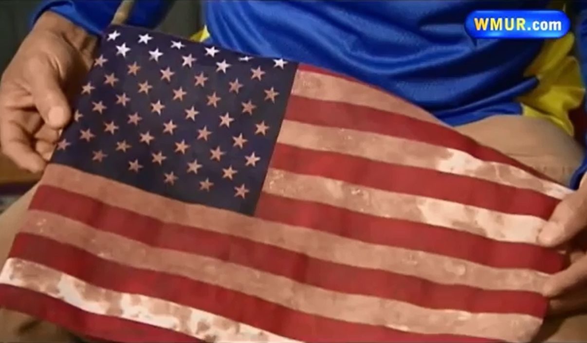 Vlajka USA (špinavá po útocích v Bostonu)
