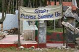 Zachraňte nás! - hlásá tramsparent nad zbytky vesnice Tellvate.