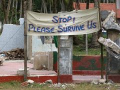 Zachraňte nás! - hlásá tramsparent nad zbytky vesnice Tellvate.