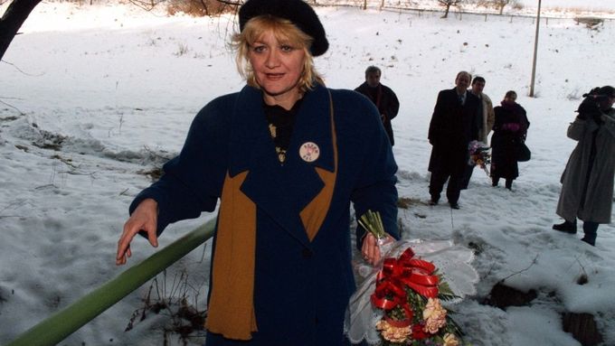 Letuška Vesna Vulovičová, která jako jediná přežila havárii jugoslávského letadla v lednu 1972 v Srbské Kamenici na Děčínsku, po 25 letech na místě tragédie.