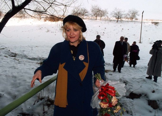 Letuška Vesna Vulovičová, která jako jediná přežila havárii jugoslávského letadla v lednu 1972 v Srbské Kamenici na Děčínsku, po 25 letech na místě tragédie.