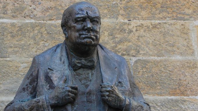 Socha Winstona Churchilla před britskou ambasádou v Praze.